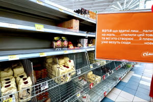 Порожні полиці з табличками "Цей товар знищила росія": що відбувається з продуктами в супермаркетах і чи загрожує дефіцит