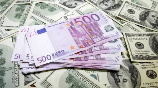 Нацбанк знизив офіційні курси долара та євро на вівторок