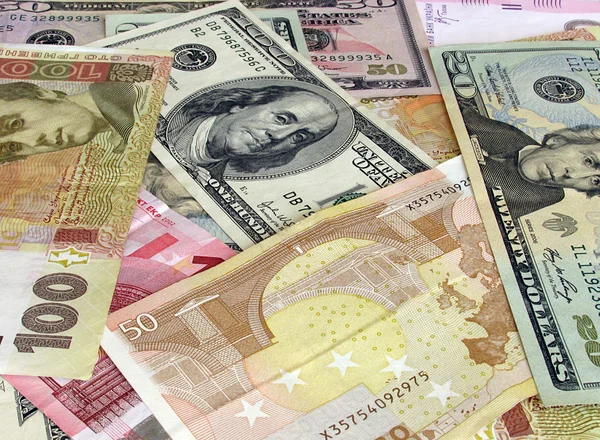 Після закриття міжбанку у середу, 26 серпня, курс долара знизився на одну копійку у купівлі та у продажу, євро впало на 6 копійок у купівлі та на 5 копійок у продажу.