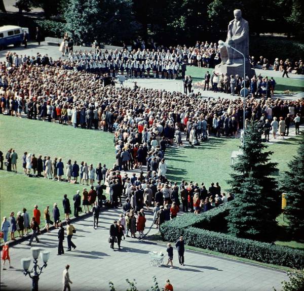 Дні поезії біля пам'ятника Райнісу на Еспланаді. Рига, 1970-ті роки