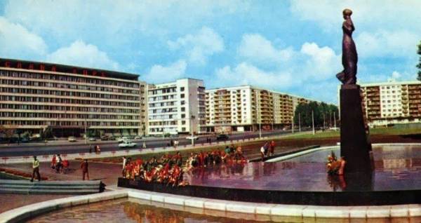Памʼятник Лесі Українці в радянські часи. Архівне фото