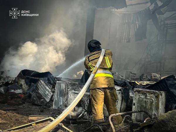 Ліквідація пожежі на одному з уражених складів. Фото ілюстративне від ДСНС