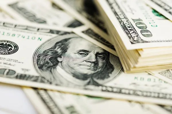 Нацбанк шостий тиждень поспіль продає понад мільярд доларів