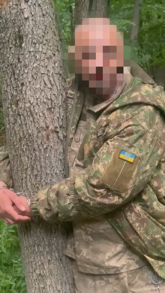 Невідомий військовий, прикутий наручниками до дерева, червень 2025 року