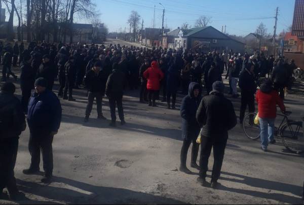 Цивільні готуються зупиняти техніку рф на Чернігівщині (28.02.2022)