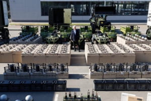 "Підтримка ЗСУ &ndash; наш пріоритет": Порошенко повіз на фронт дрони та техніку