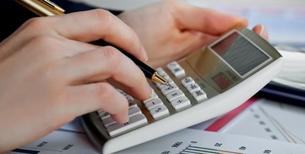 Побутові послуги, продаж власної продукції та додатковий заробіток: українців очікує новий податок — Мінфін