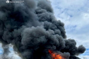 Ворог атакував Дніпро: є поранені, палає продуктовий склад – оновлено (фото, відео)