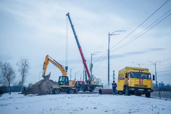 Ремонтні роботи на тепломережі біля моста Патона. Фото: Київтеплоенерго