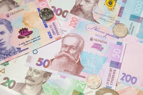 Середній заробіток в Україні наблизився до 32,8 тисячі гривень: провідні галузі за оплатою праці — Мінфін