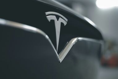 Tesla відкликає 1,2 мільйона авто через скарги на безпеку