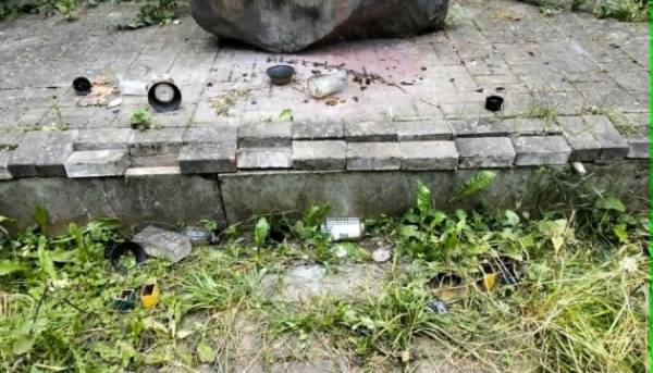 Вандали знову знищили український меморіал у Польщі, посольство вимагає від влади реагувати