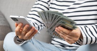 За пів року українці та бізнес переказали за кордон понад 50 мільярдів доларів