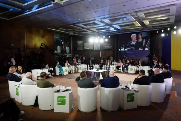 Порошенко взяв участь у Національному круглому столі до 35-річчя Незалежності України 