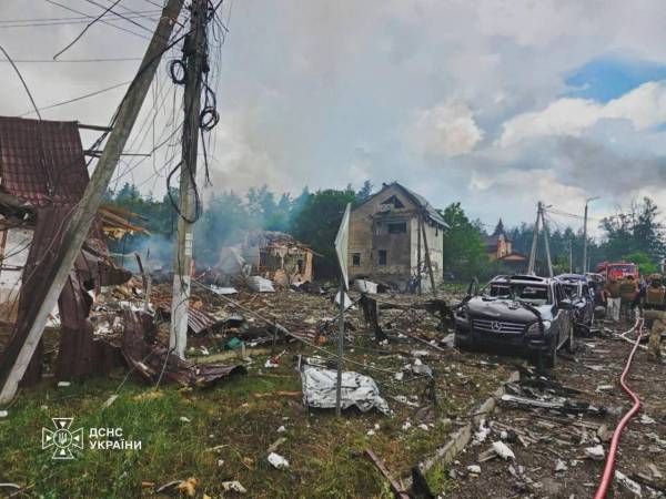 Село Капітанівка під Києвом після прильоту трьох «Іскандерів»