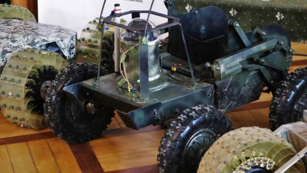 Львівські розробники створили наземний безпілотник «Пластун» розвідувальний літак Alpha Strike та робота для перевезення боєприпасів. Уже готові запускати серійне виробництво