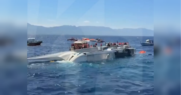 Катамаран із сотнями людей перекинувся в морі
