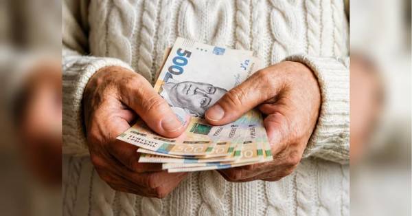Пенсія за віком чи за інвалідністю: що вигідніше для українців