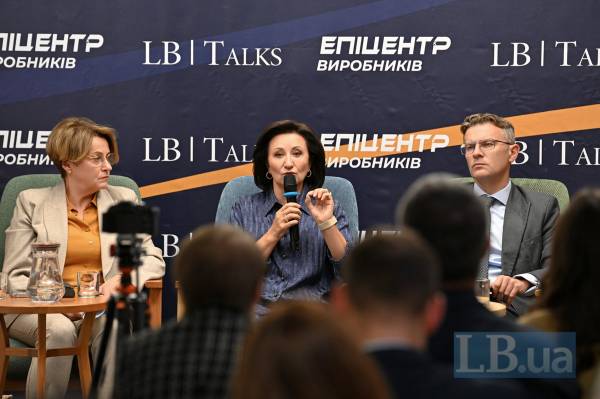 Галина Герега, співвласниця та фінансовий директор групи компаній «Епіцентр К» (у центрі)