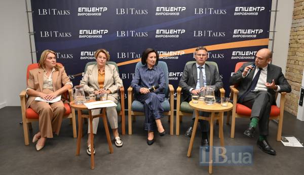 Тетяна Острікова, Ніна Южаніна, Галина Герега, Сергій Ніколайчук та Олександр Кравченко під час дискусії
