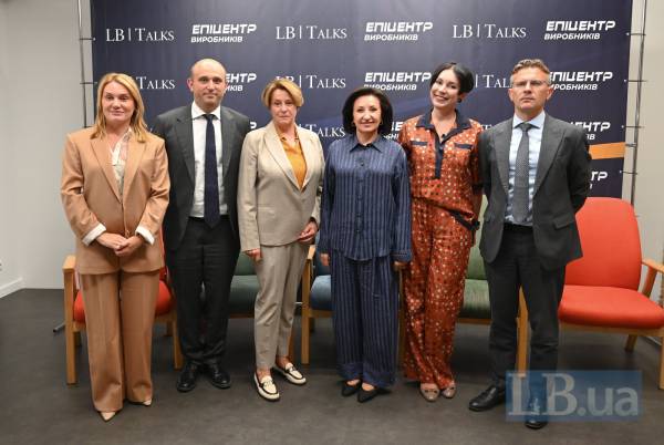 Тетяна Острікова,Олександр Кравченко, Ніна Южаніна, Галина Герега, Соня Кошкіна і Сергій Ніколайчук після дискусії