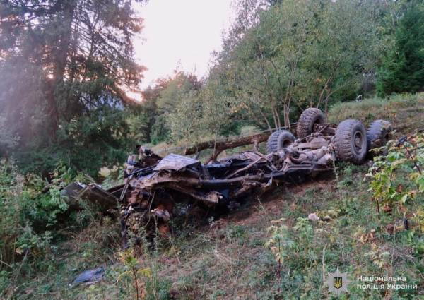 На Верховинщині КамАЗ із двома дітьми упав зі схилу, водій був п'яним 2