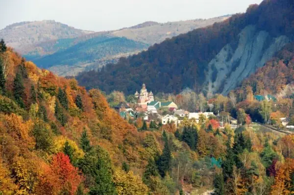 Куди поїхати в Карпати восени: найкращі гірські маршрути
