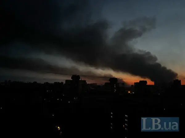 Дим над багатоповерхівками після нічних обстрілів Києва
