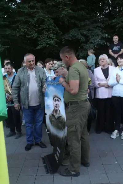 звільнений з полону захисник Ігор Стельмащук зняв свій банер з Алеї віри та надії